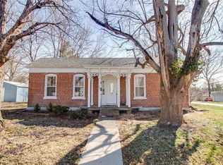 425 S West St, Carlinville, IL 62626