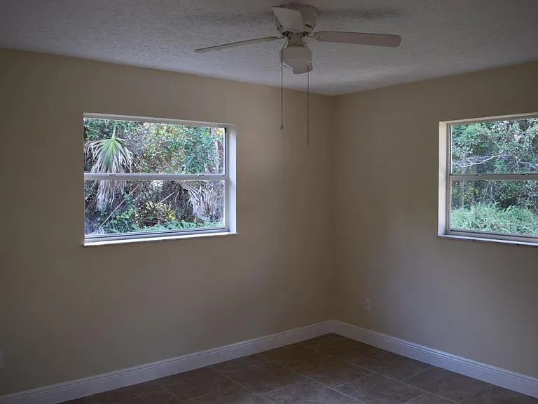 1652 SE Floresta Dr — Photo 3