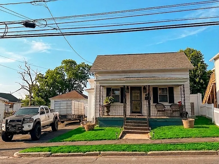 169 E Pine St — Photo 1