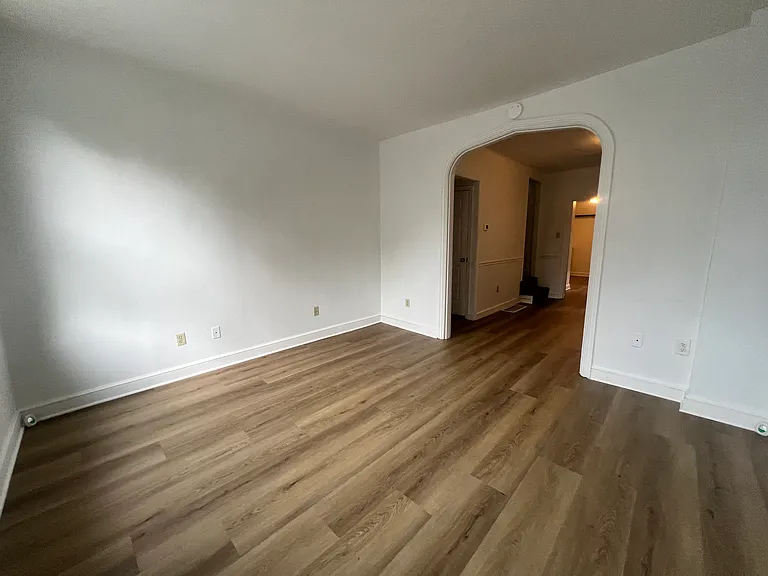 139 E Pomfret St — Photo 8