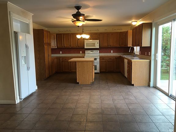 Kitchen & Eat In Area