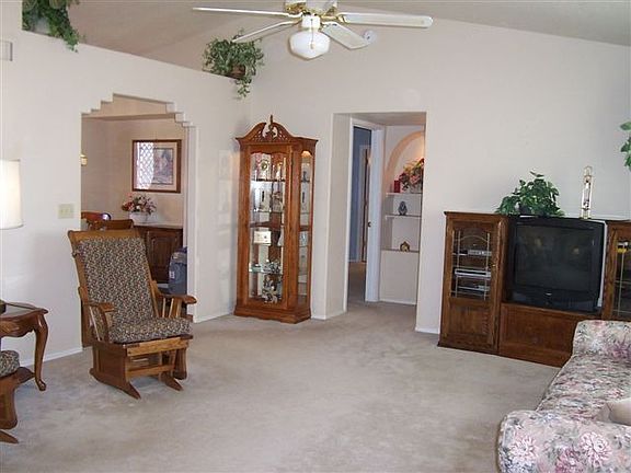 Large living room w/vaulted ceilings