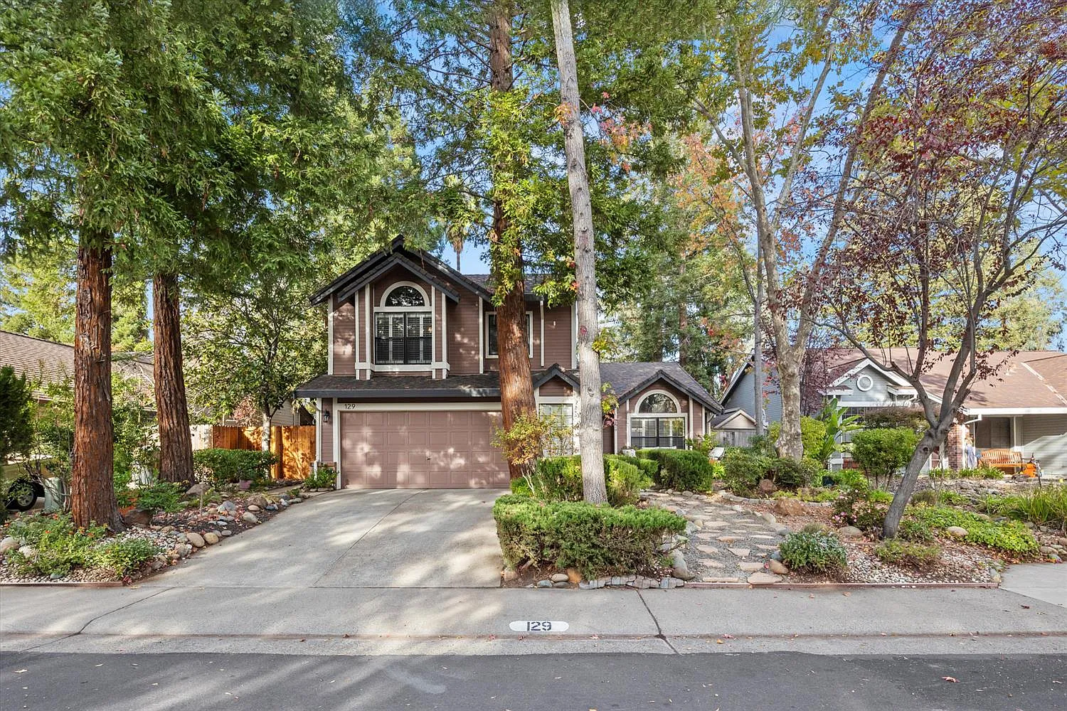 129 Chesterfield Way photo 1