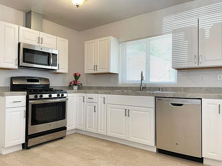 3564 East Ave photo 1