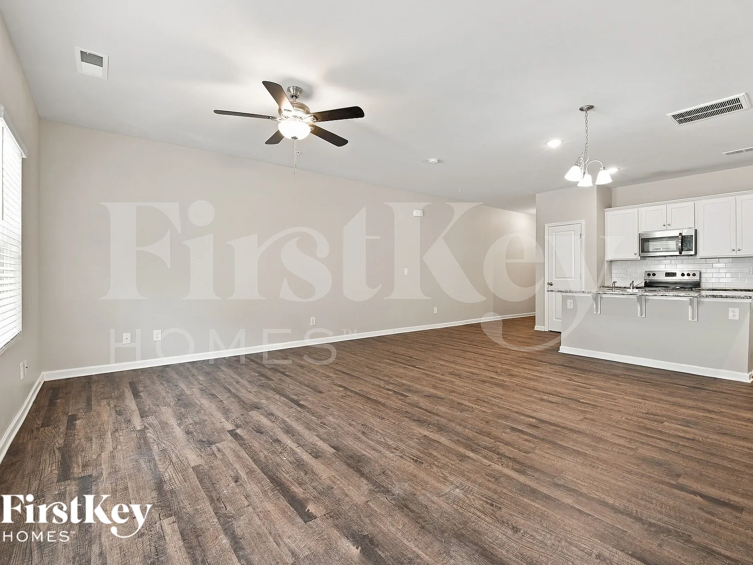 3 bed, 2.5 bath, 1817 sqft, $2,110 — Photo 2