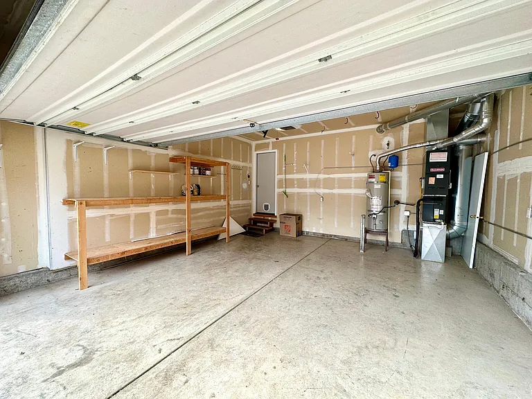 561 NW Mitchell Ct — Photo 16