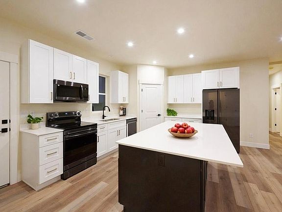 5th image of 2473 N Kings Rd