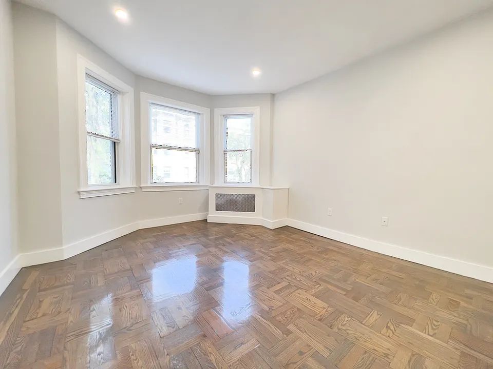 32 Queensberry St #7