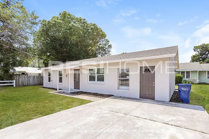 4 bed, 2.0 bath, 1369 sqft, $2,295 — Photo 2