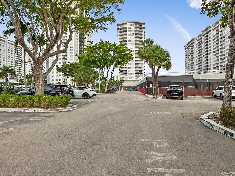 18081 Biscayne Blvd #1903 — Photo 46