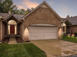19176 Meadowridge Dr, Livonia, MI 48152