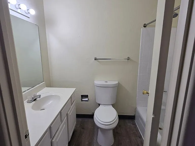 Mulford Park Apartments — Photo 3