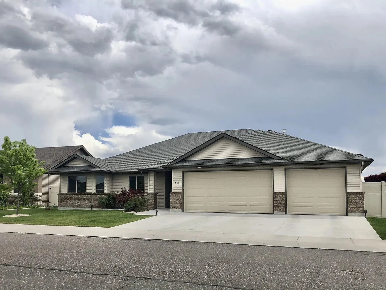 $2100 | 3 bedroom 2 bathroom House w/ Garage | Twin Falls, ID 83301 — Photo 1