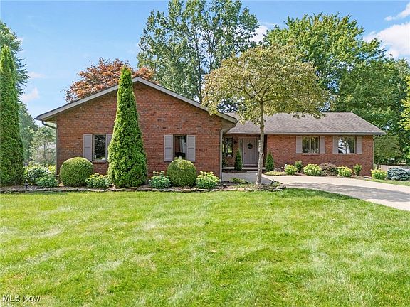 2nd image of 220 Vineyard Way