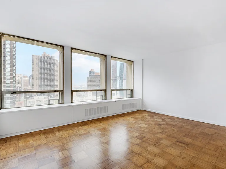 300 E 33rd St #21H — Photo 1