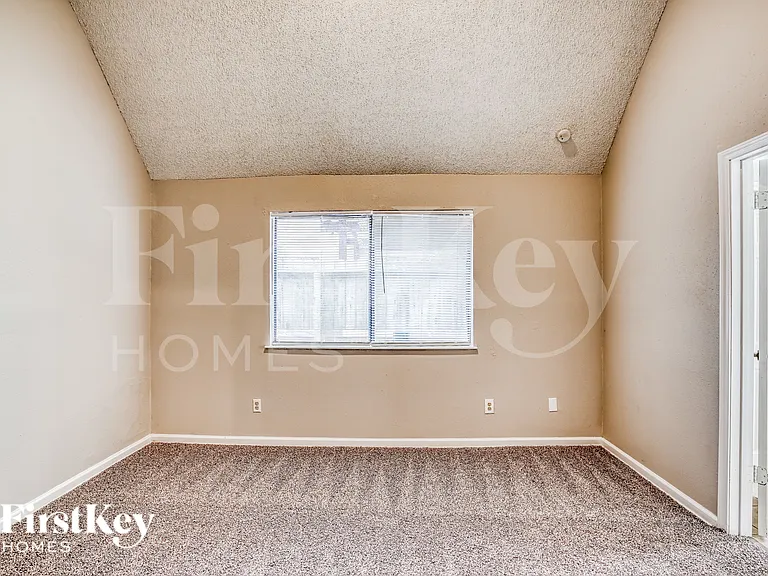 1055 Margate Dr — Photo 10