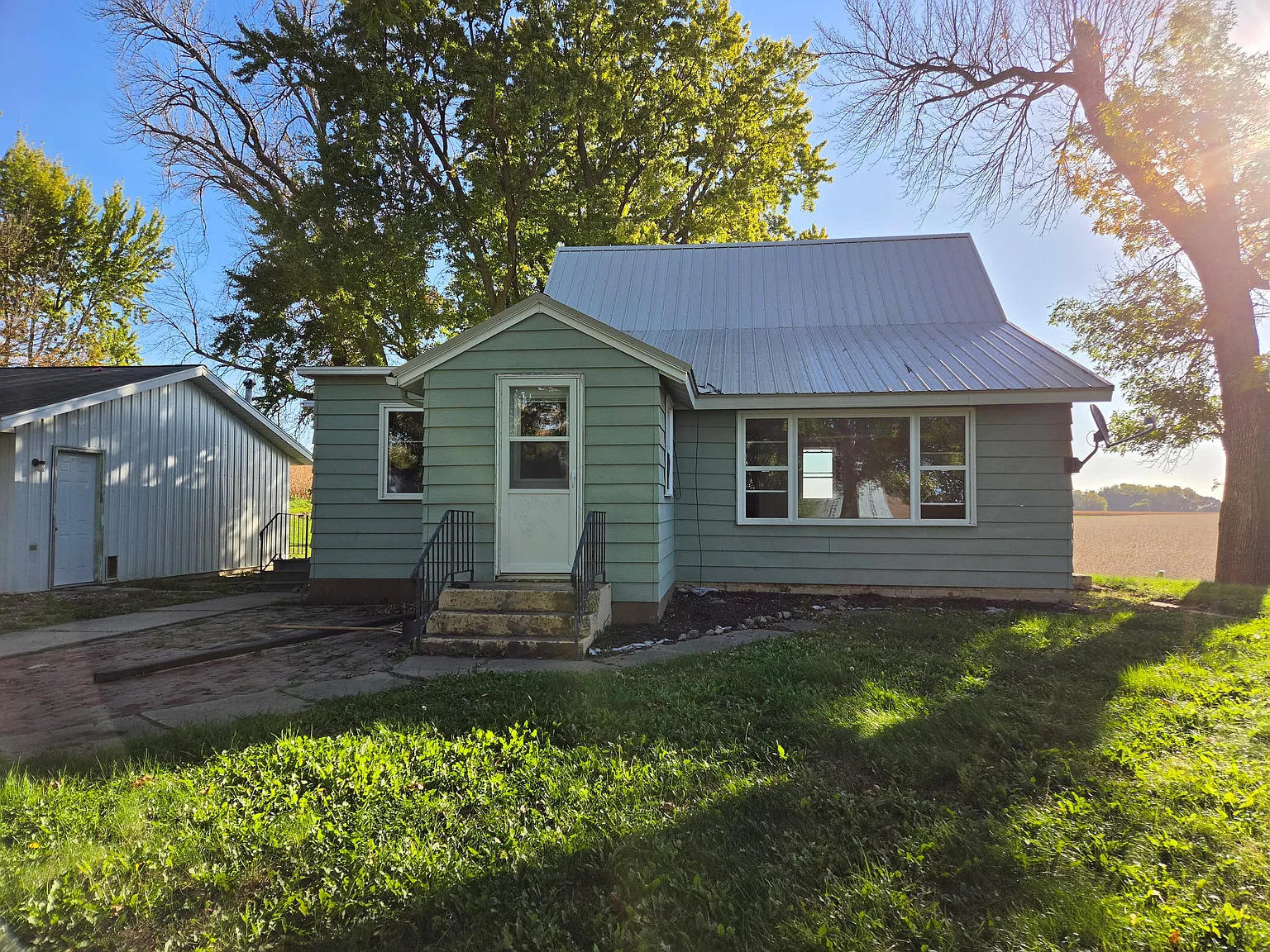 3 bed, 1.5 bath, 1800 sqft, $1,800 — Photo 2