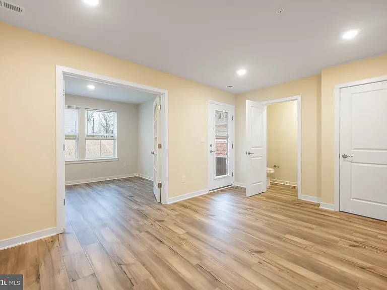 923 Magnolia Ln — Photo 4