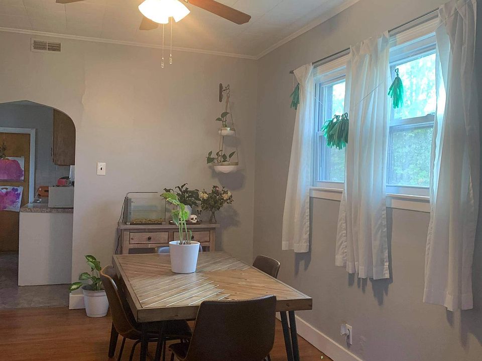 Dining room..there is a big bedroom with walkin closet off the dining room