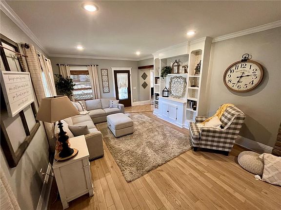 3rd image of 920 Brown Ave