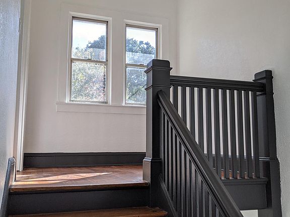 Entry stairwell landing