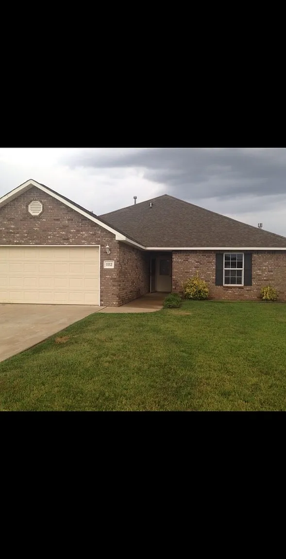 3 bed, 1921 sqft, $2,250 — Photo 1