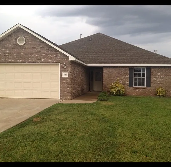 1112 E Emma Ln — Photo 1