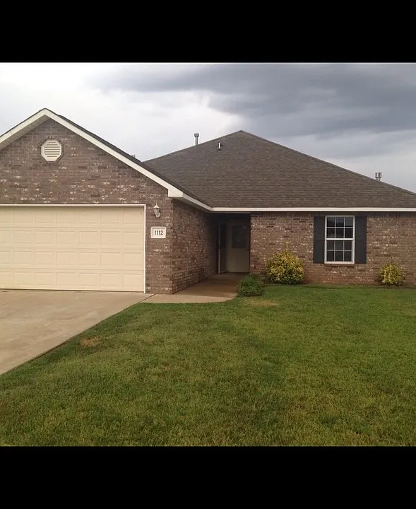1112 E Emma Ln