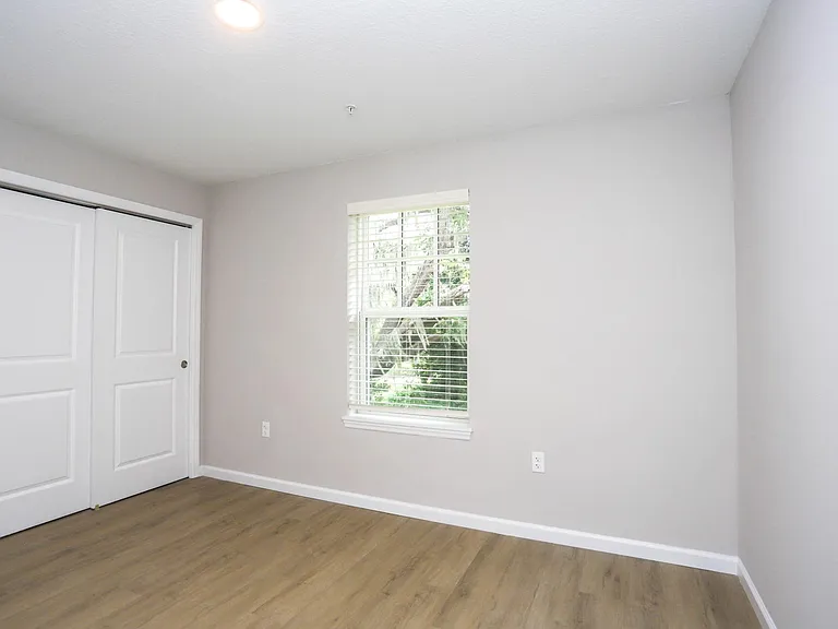 Royal Oak Apartments — Photo 14