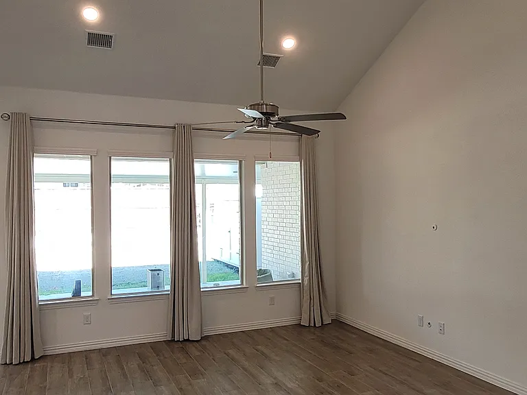 913 Rosebay Dr — Photo 11