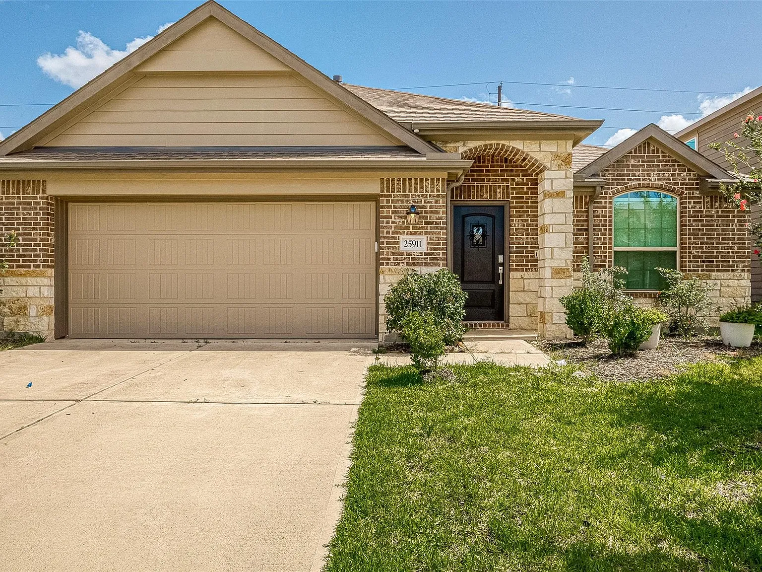 3 bed, 2.0 bath, 1528 sqft, $2,200 — Photo 2