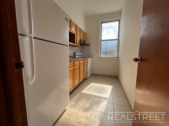 3rd image of 994 4th Ave APT 2F