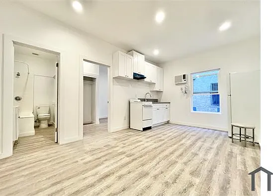 1411 S Burlington Ave #10 — Photo 5