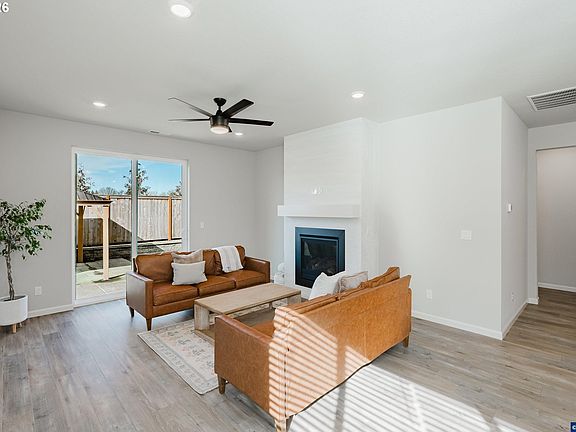 4th image of 210 Walnut St