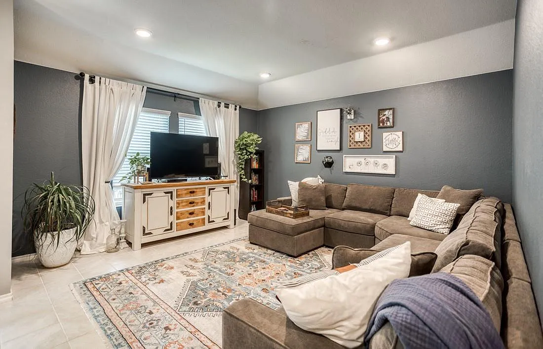4 bed, 1807 sqft, $2,000 — Photo 2