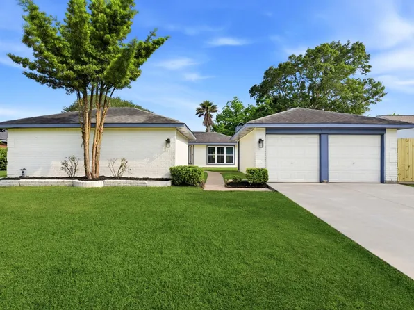 621 W Castle Harbour Dr, Friendswood, TX 77546