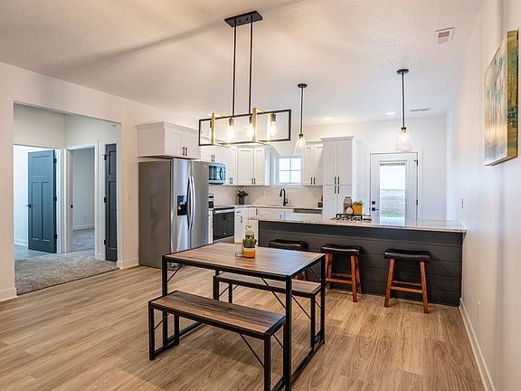 5th image of 702 17th St SE Unit 2