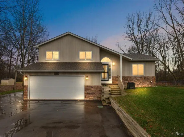 7139 Redmond St, Waterford, MI 48327