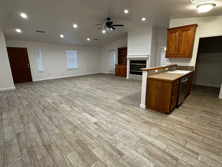 327 E Mescalero Rd — Photo 5