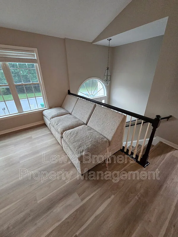 4 bed, 3.0 bath, 2332 sqft, $2,500 — Photo 2