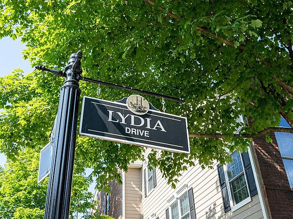5th image of 46 Lydia Dr