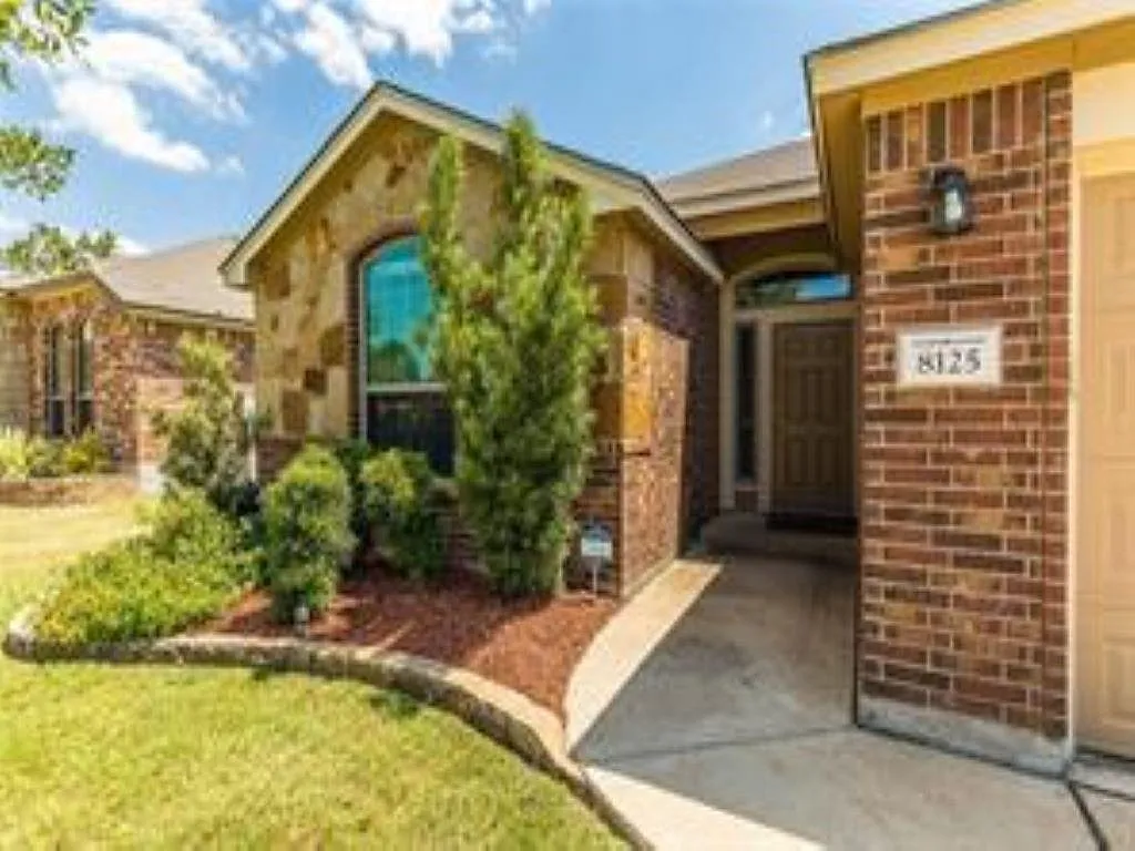 3 bed, 2.0 bath, 1439 sqft, $1,800 — Photo 3