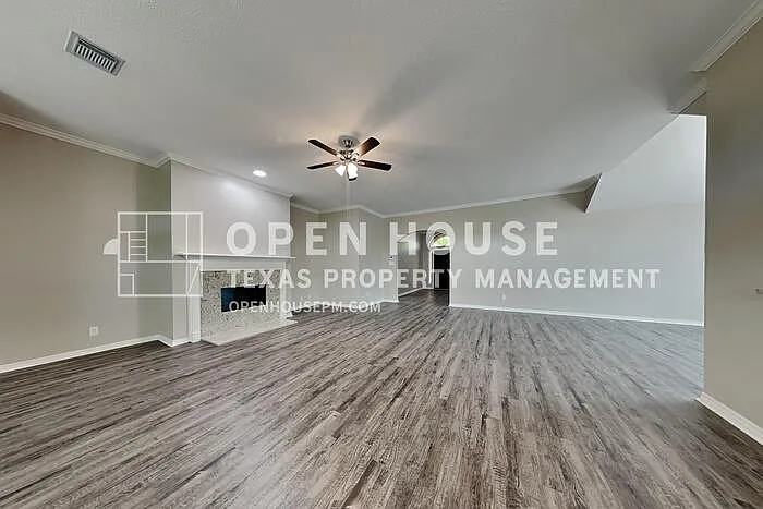 3 bed, 2.5 bath, 2494 sqft, $2,395 — Photo 3