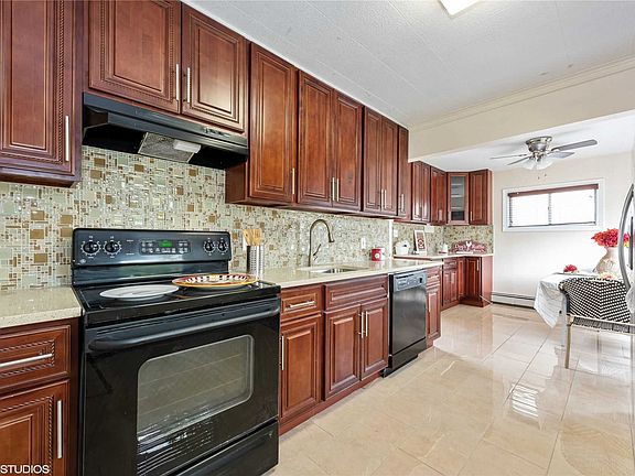 5th image of 16 Dogwood Ln