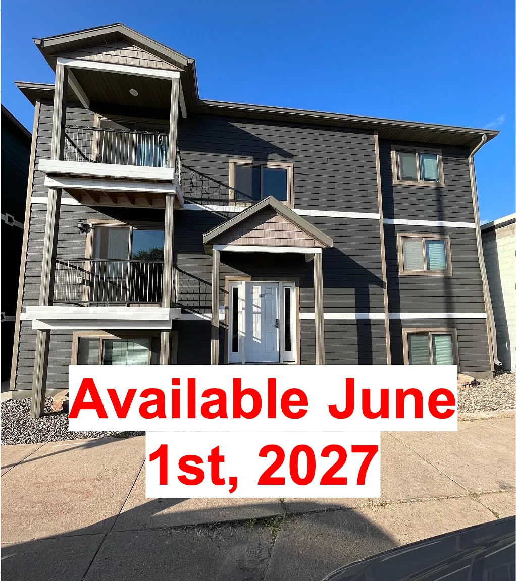 3 bed, 950 sqft, $1,590 — Photo 1