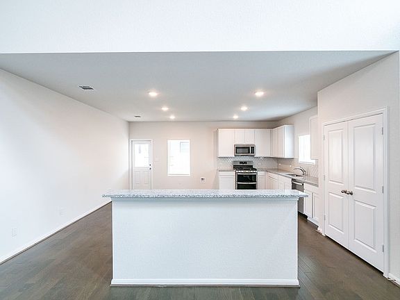 5th image of 449 Blue Hibiscus Dr