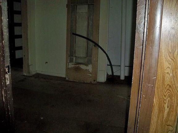 3rd image of 915 S Commercial Ave