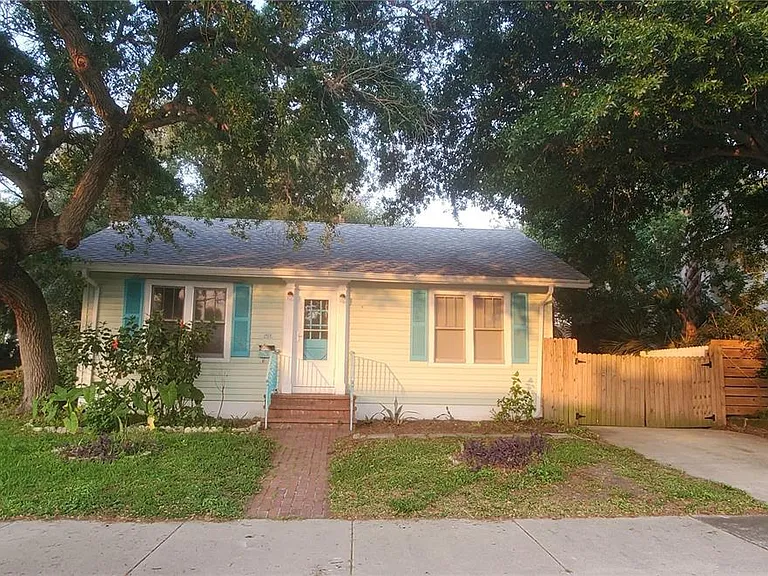 410 N Oleander Ave — Photo 1