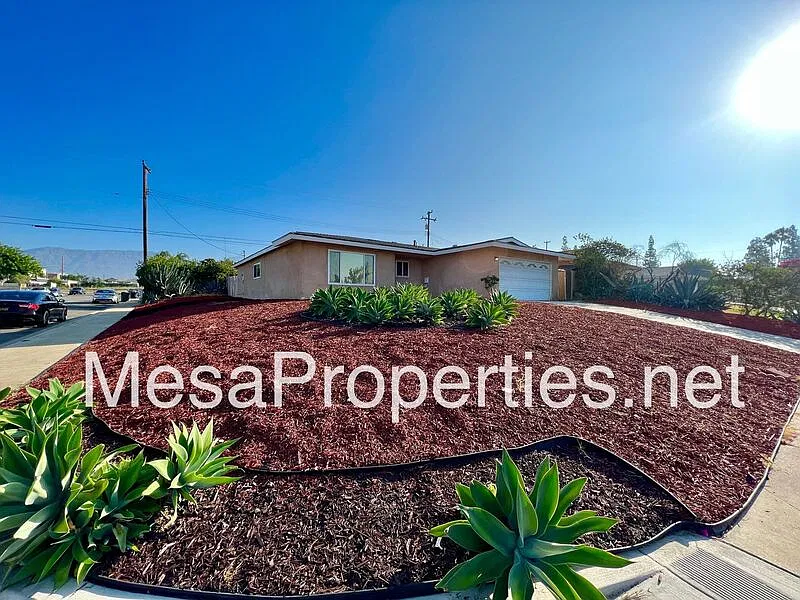 3 bed, 2.0 bath, 1464 sqft, $2,950 — Photo 2