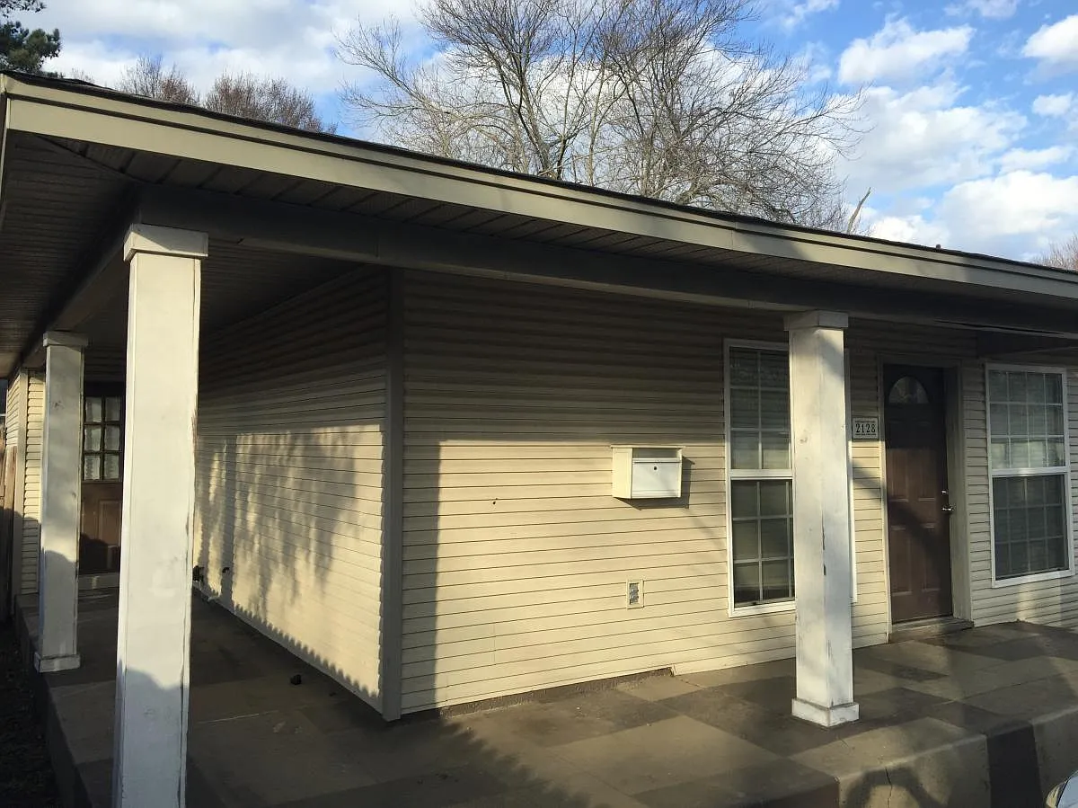 2128 Duncan Street — Photo 3